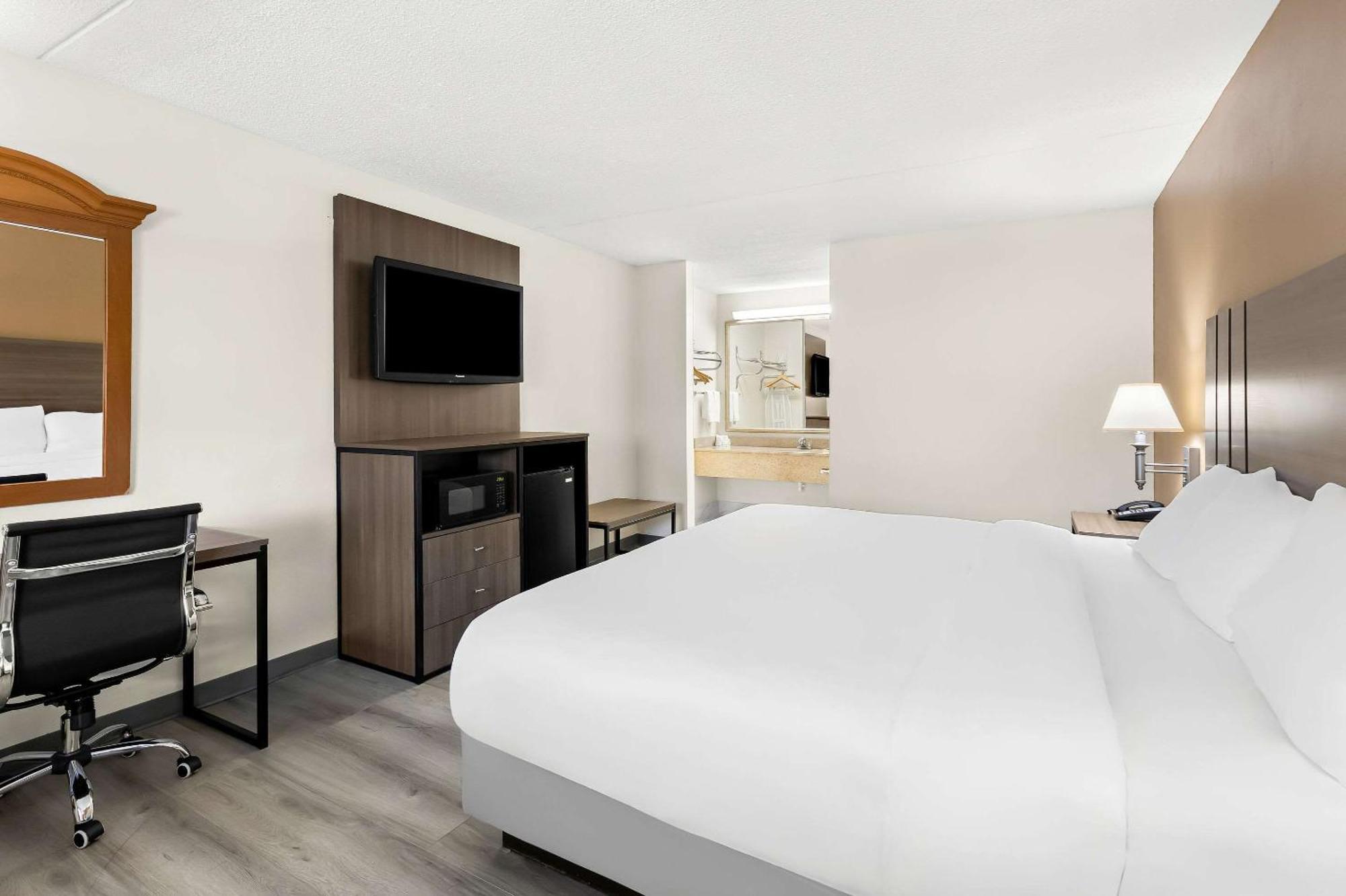 Quality Cleveland Airport 2* Middleburg Heights